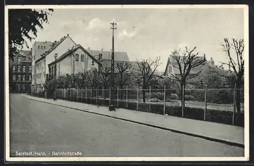 AK Sarstedt /Hann., Bahnhofstrasse mit Wohngebäuden und Parkanlage