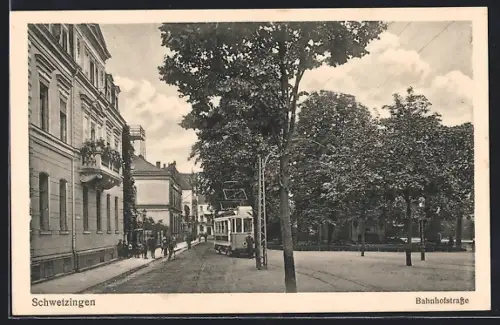 AK Schwetzingen, Bahnhofstrasse mit Strassenbahn