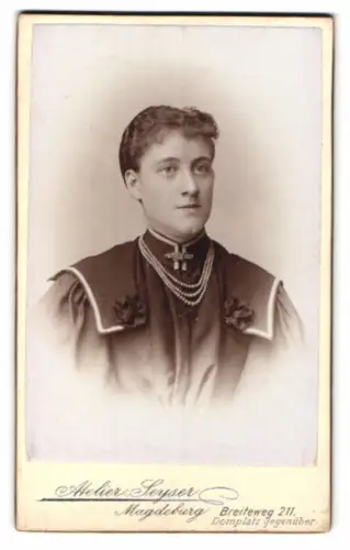 Fotografie Seyser, Magdeburg, Breiteweg 211, Anna im Porträt mit Perlenkette