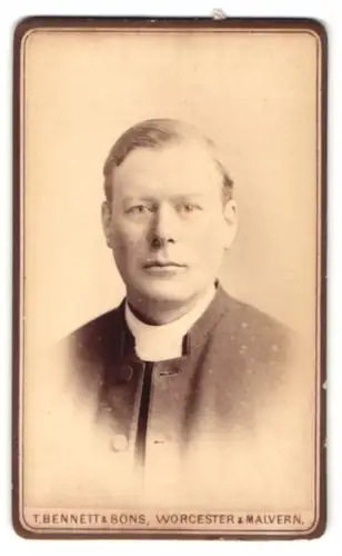Fotografie T. Bennett & Sons, Worcester, Broad Street 8, Porträt eines Mannes