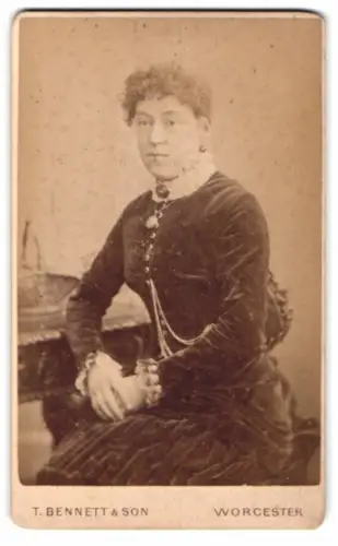 Fotografie T. Bennett & Son, Worcester, Broad St 8, Damenporträt im eleganten Kleid