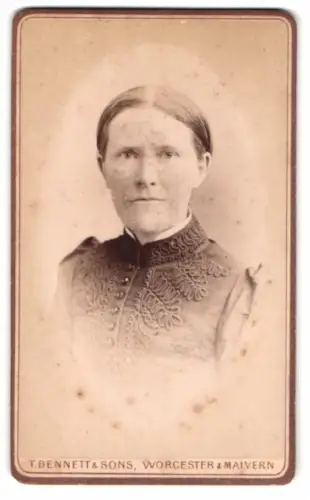Fotografie T. Bennett & Sons, Worcester, Broad Street 8, Porträt einer eleganten Frau