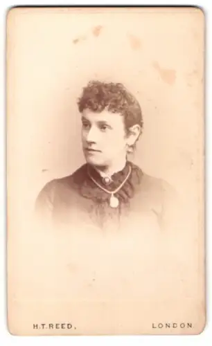 Fotografie Henry T. Reed, London, 16 Tottenham Court Road, Porträt einer Frau mit Halskette