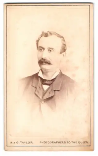 Fotografie A. & G. Taylor, London, Queen Victoria St. 70, Porträt eines Herrn mit Schnurrbart