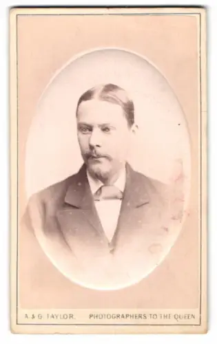 Fotografie A. & G. Taylor, London, Queen Victoria St. 70, Porträt eines eleganten Herrn
