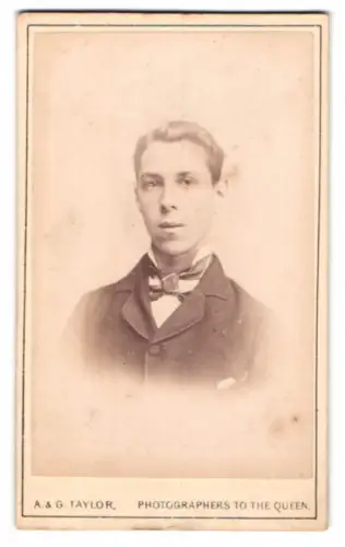 Fotografie A. & G. Taylor, London, Queen Victoria St. 70, Porträt eines jungen Mannes