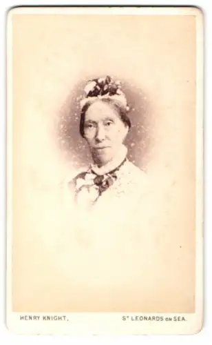 Fotografie Henry Knight, St Leonards on Sea, Regina House, Grand Parade, Porträt einer Frau mit Haarschmuck