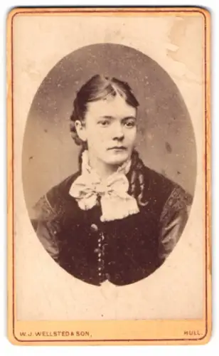 Fotografie W. J. Wellsted & Son, Hull, Paragon St 19 & 20, Porträt einer jungen Frau mit Schleife