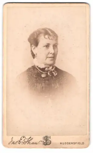 Fotografie Shaw, Huddersfield, South Parade 6, Porträt einer Dame in edler Kleidung