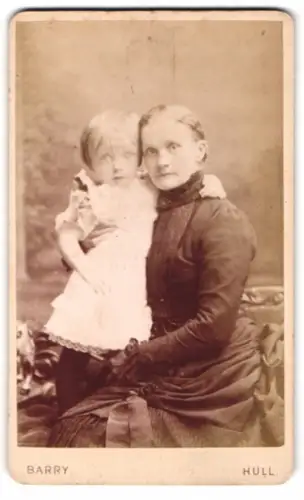 Fotografie Barry, Hull, Park Street 7 & 8, Mutter mit Kind in inniger Umarmung