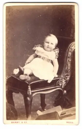 Fotografie Barry & Co., Hull, Park Street, Kleinkind auf einem Stuhl