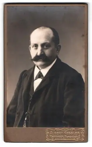 Fotografie Albert Kessler, Hanau, Bischofstrasse 2, Porträt eines Herrn mit Bart