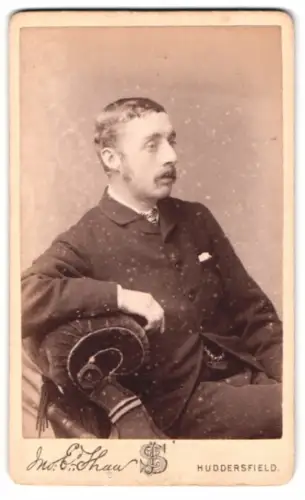 Fotografie Shaw, Huddersfield, South Parade 6, Porträt eines Herrn im Anzug