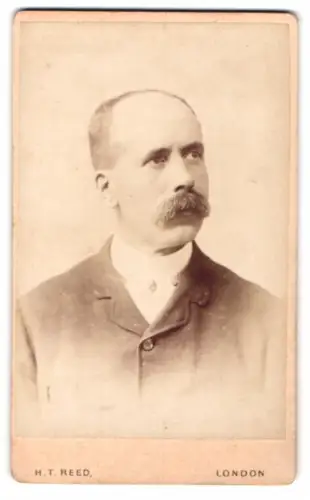Fotografie H. T. Reed, London, Tottenham Court Road 16, Porträt eines Mannes mit Schnurrbart