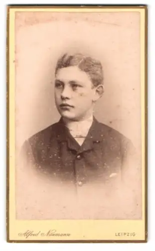 Fotografie Alfred Naumann, Leipzig, Dorotheenstrasse, Porträt eines Jungen im Anzug