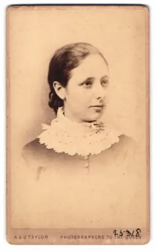 Fotografie A. & G. Taylor, Leicester, Granby Street 34, Porträt einer jungen Frau