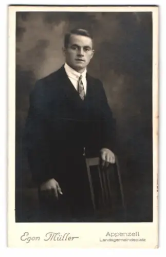 Fotografie Egon Müller, Appenzell, Landsgemeindeplatz, Porträt eines jungen Mannes