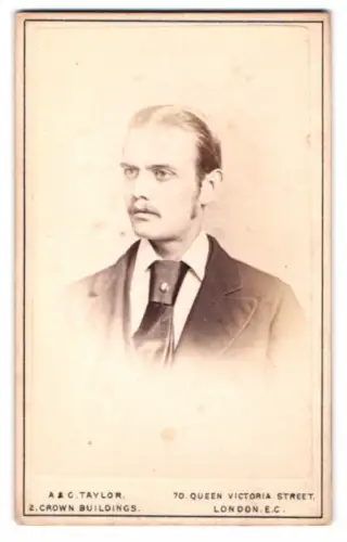 Fotografie A. & G. Taylor, London, Queen Victoria Street 70, Porträt eines Mannes mit Schnurrbart