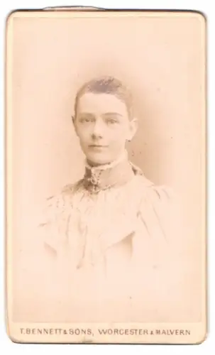 Fotografie T. Bennett & Sons, Worcester, Broad Street 8, Porträt einer jungen Frau