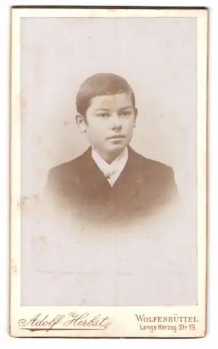 Fotografie Adolf Herbst, Wolfenbüttel, Lange Herzog Str. 19, Porträt eines Jungen