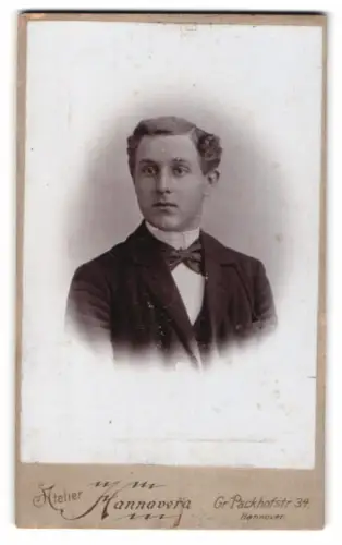 Fotografie Atelier Hannovera, Hannover, Gr. Packhofstr. 34, Porträt eines Mannes im Anzug