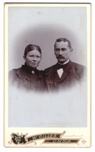 Fotografie W. Gilles, Unna, Paarporträt in dunkler Kleidung