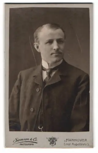 Fotografie Samson & Co., Hannover, Ernst Augustplatz 5, Porträt eines jungen Mannes