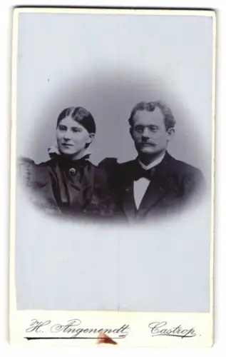 Fotografie H. Angenendt, Castrop, Würdevoller Herr und Dame inm Atelier