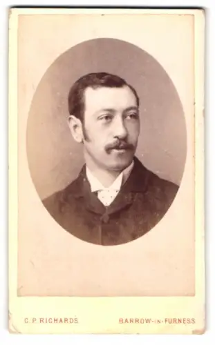 Fotografie C. P. Richards, Barrow-in-Furness, Duke St, Porträt eines Herrn mit Schnurrbart