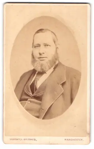 Fotografie Warwick Brookes, Manchester, Porträt eines Herren mit Bart