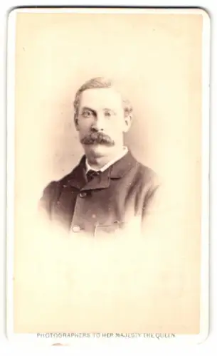 Fotografie G. R. Lavis, Eastbourne, Terminus Road 71, Porträt eines Herrn mit Schnurrbart