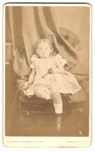Fotografie D. Everest, Tunbridge Wells, Mount Ephraim 20, Kind mit Rassel auf einem Stuhl