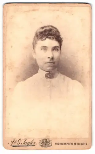 Fotografie A. & G. Taylor, London, Queen Victoria Street 70-78, Porträt einer Frau