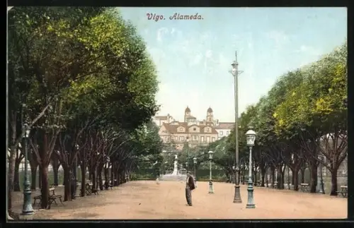 AK Vigo, Alameda, Passant auf der Allee vor dem Brunnen