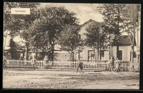 AK Spincourt, Soldaten vor einem Haus