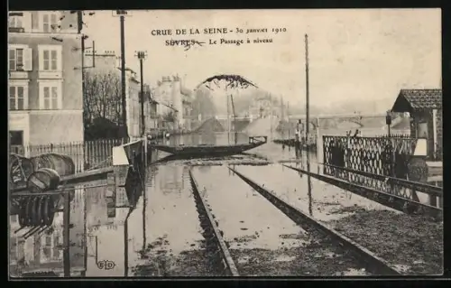 AK Sèvres, Crue de la Seine 1910, Le Passage à niveau