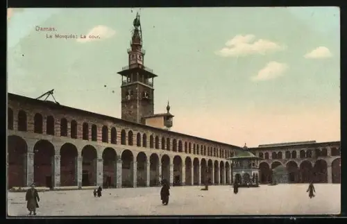 AK Damas, La Mosquée, La cour