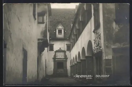 AK Riegersburg, Schlosshof mit Stuck