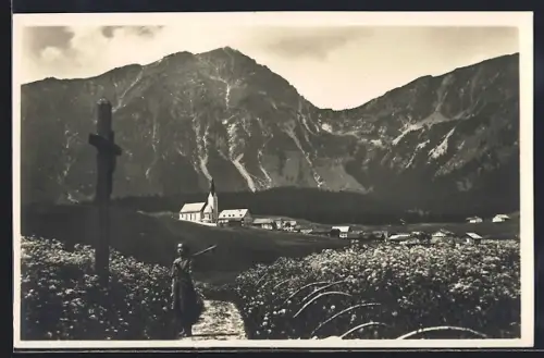 AK Berwang /Tirol, Wegkreuz mit Blick zum Thaneller
