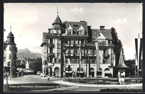 AK Velden am Wörthersee, Karawankenplatz mit Hotel Carinthia