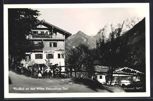 AK Kufstein /Tirol, Gasthof Pfandlhof mit dem Wilden Kaisergebirge, Bes. Fam. Joh. Schwaighofer
