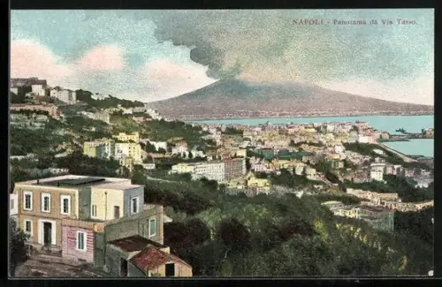 AK Napoli, Panorama da Via Tasso, Blick über Neapel zum rauchenden Vesuv