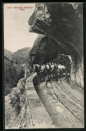 AK Postkutsche der schweizerischen Gebirgspost kommt aus einem Tunnel heraus