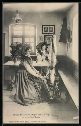 AK Nancy, Exposition, Maisons Alsaciennes, Les deux Soeurs, Frauen in Tracht am Spinnrad