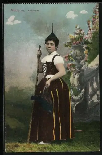 AK Madeira, Portugiesische Frau in Tracht mit Stock