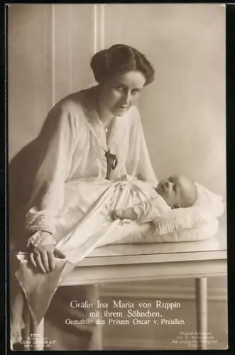 AK Gräfin Ina Maria von Ruppin, Gemahlin von Prinz Oskar von Preussen, stolz mit ihrem Sohn