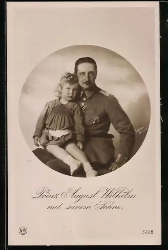 AK Prinz August Wilhelm mit seinem Sohne auf dem Schoss