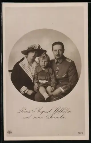 AK Prinz August Wilhelm von Preussen, In Uniform mit Orden, mit Gattin und Sohn