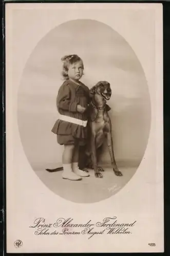 AK Prinz Alexander Ferdinand, Sohn des Prinzen August Wilhelm posiert mit einem Hund