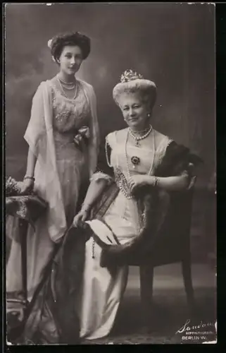 AK Kaiserin Auguste Victoria von Preussen mit Diadem und Schmuck auf einem Stuhl und Prinzessin Cecilie
